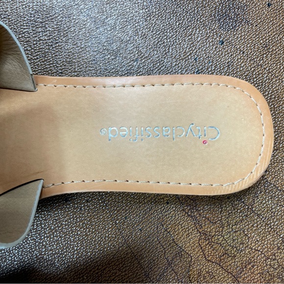 CityClassified Flip Flop White Slips-On Sandals. SZ:8.5 - Picture 5 of 7